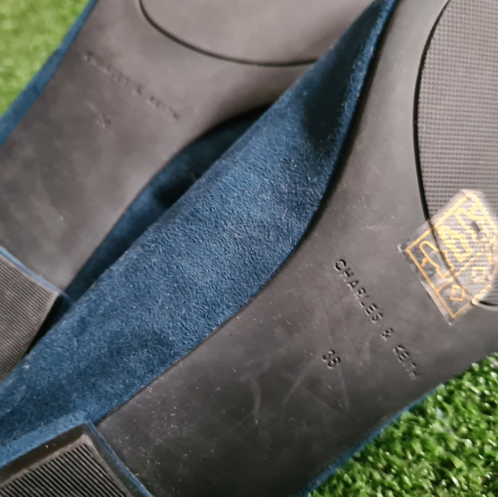 Charles and Keith green suede flats - Picture 4 of 7